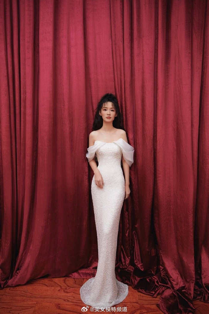 李沁白色抹胸紧身长裙秀迷人锁骨盈盈细腰身材凹凸有致