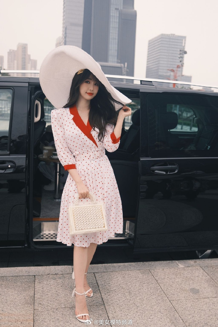 虞书欣复古写真释出好摩登穿波点长裙搭配大沿帽街拍