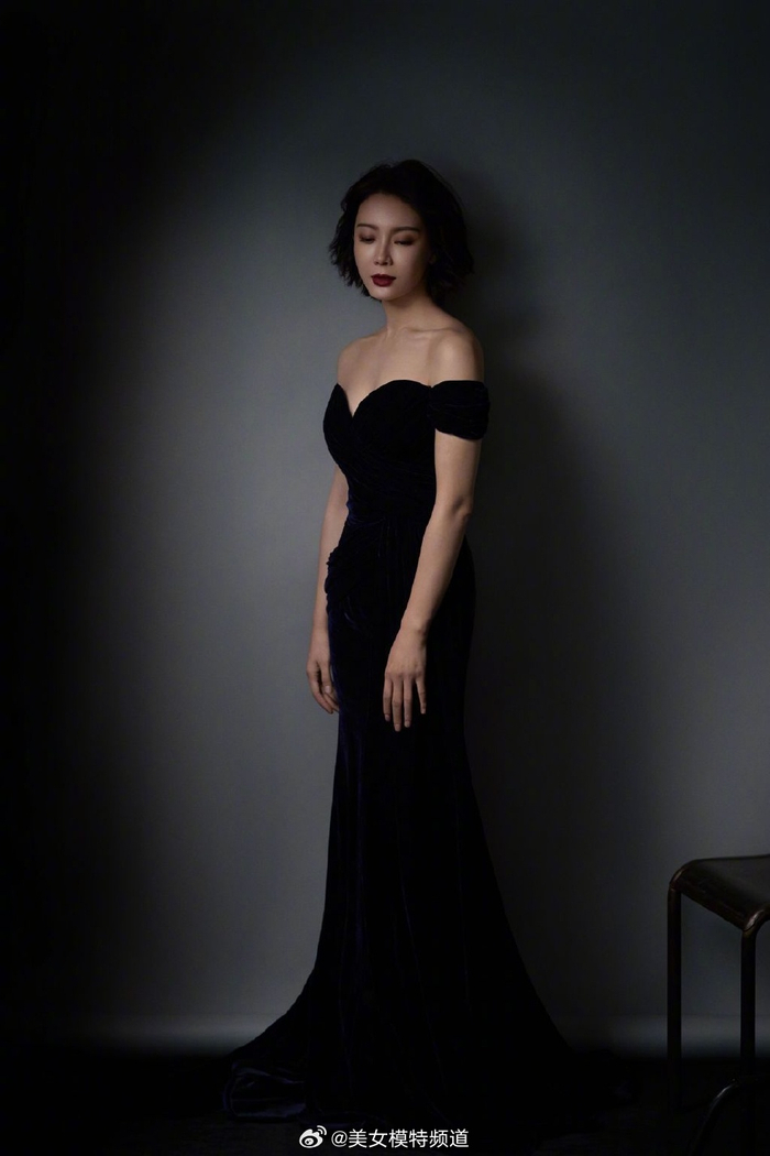 陈数一袭黑色抹胸开衩长裙大秀好身材