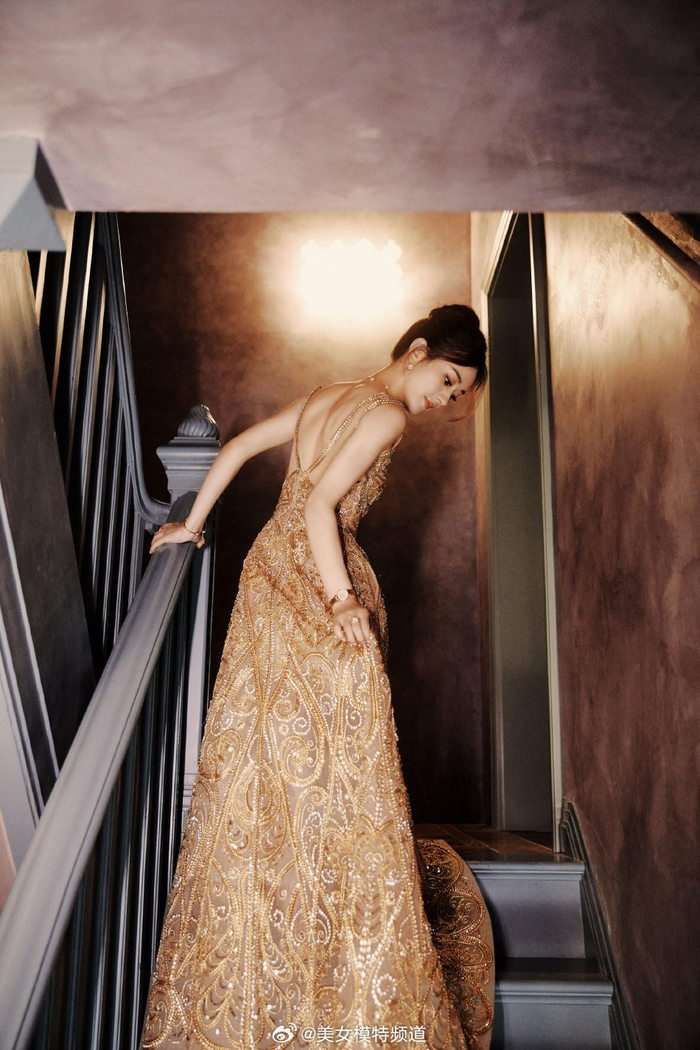 赵丽颖着金丝刺绣长裙高贵优雅扎高盘发造型端庄大气