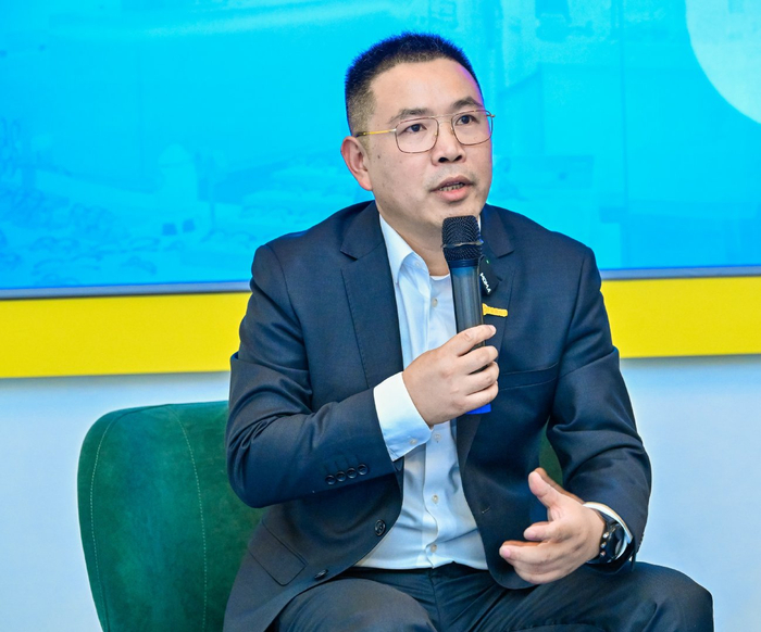 全真光学总经理王翔飞,t05v莱茵轻工产品服务区域总经理徐景行等