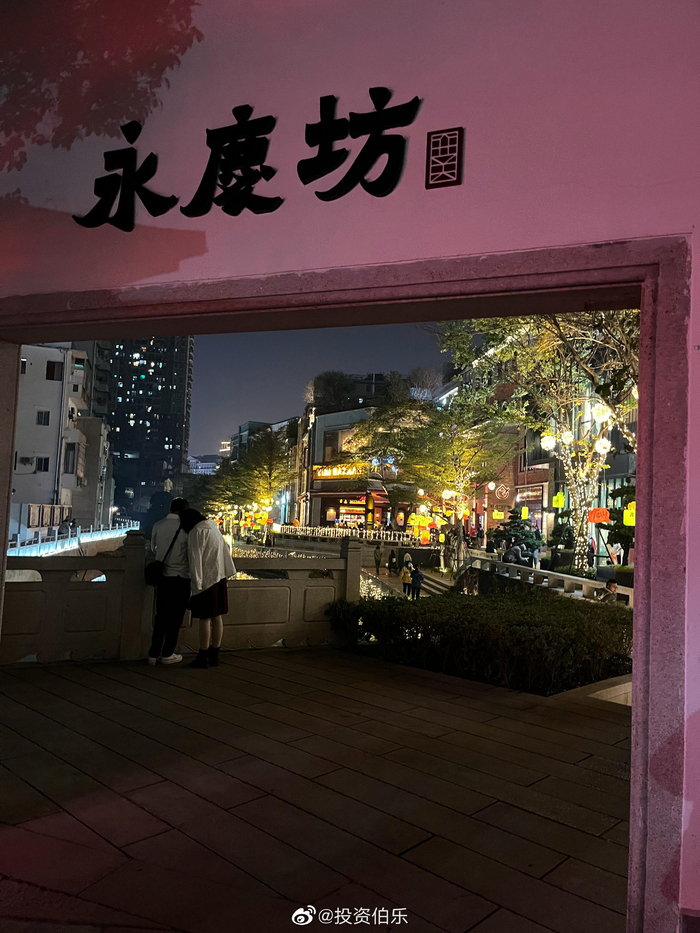 身边的游客三三两两 夜风把小情侣的呢喃吹来耳边……__财经头条