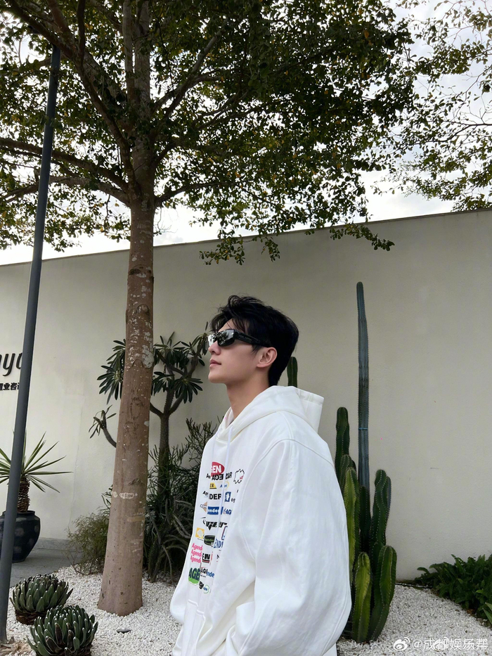 杨洋晒出了一组最新照片,墨镜,卫衣,男大crush上线,再线捞人|杨洋