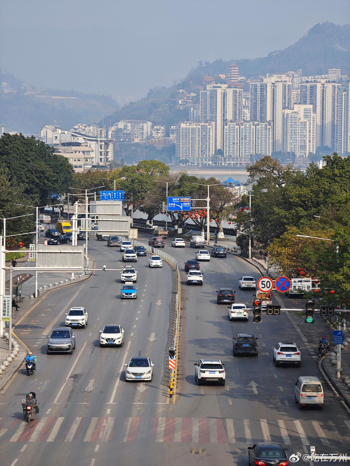 北滨路上车水马龙,马上就要过年了,在外的万州人都准备回家过年了吗?