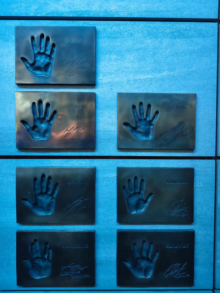 回酒店路上遇见手印墙,我猜这上边儿都是韩国明星吧?