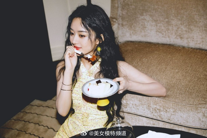 赵丽颖墨镜一戴化身摩登女郎穿挂脖碎花长裙清新又性感