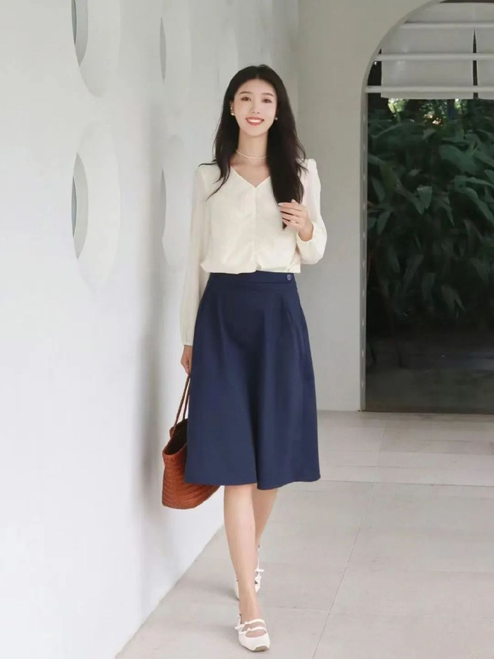 5倍,指导模特做个叉腰的动作,再将头稍微稍微低下,简单的姿势也有温婉