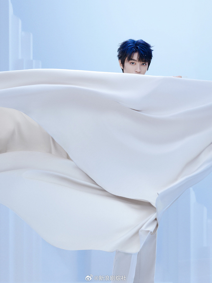 王俊凯白色斗篷造型就是冰雪王子06吧