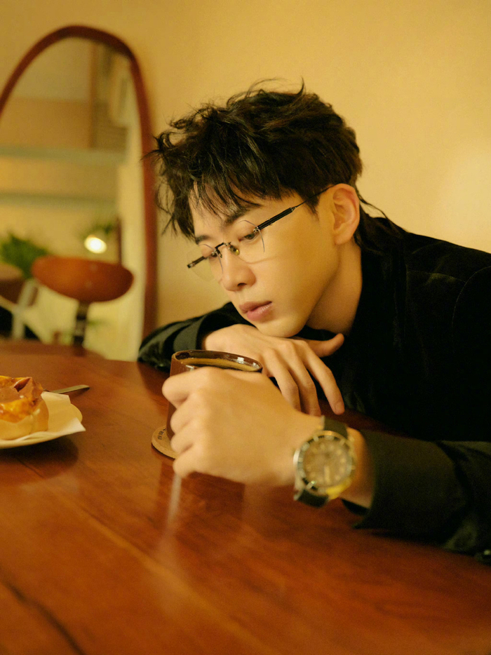 费启鸣黑色丝绒西装77无框眼镜这套斯文霸总造型