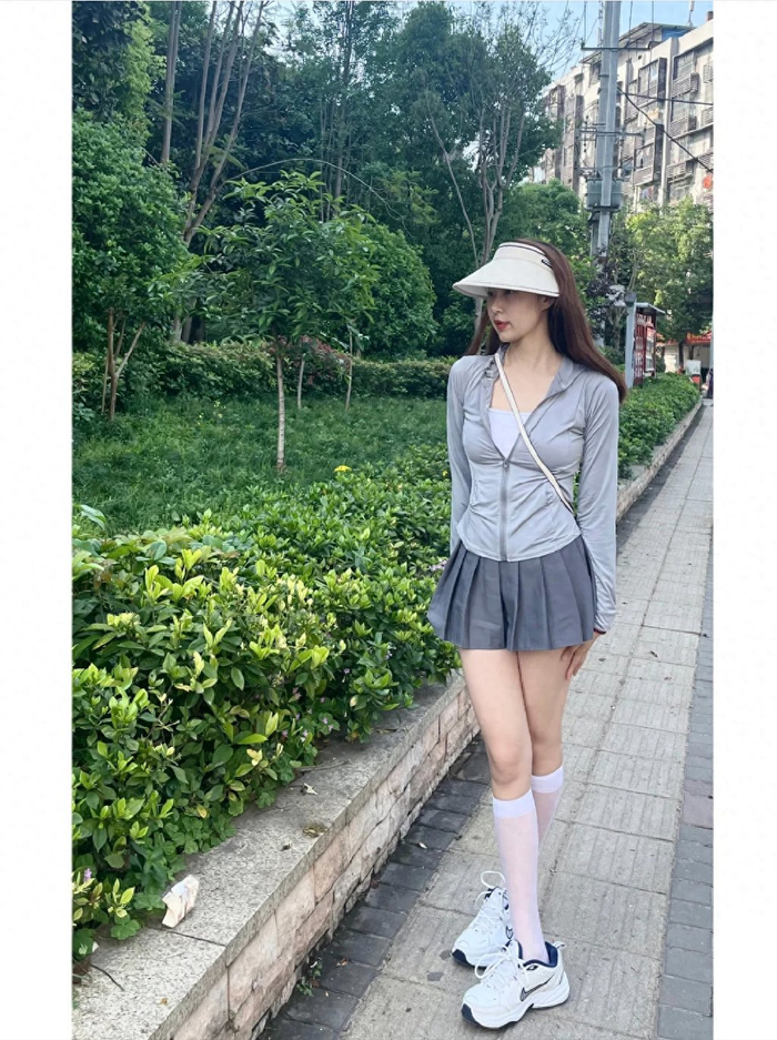 成都女生是真会穿!"短裙搭配中筒袜"洋气显腿长,照着穿也很美