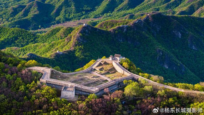 九眼楼长城日出 箭扣长城中国尊同框