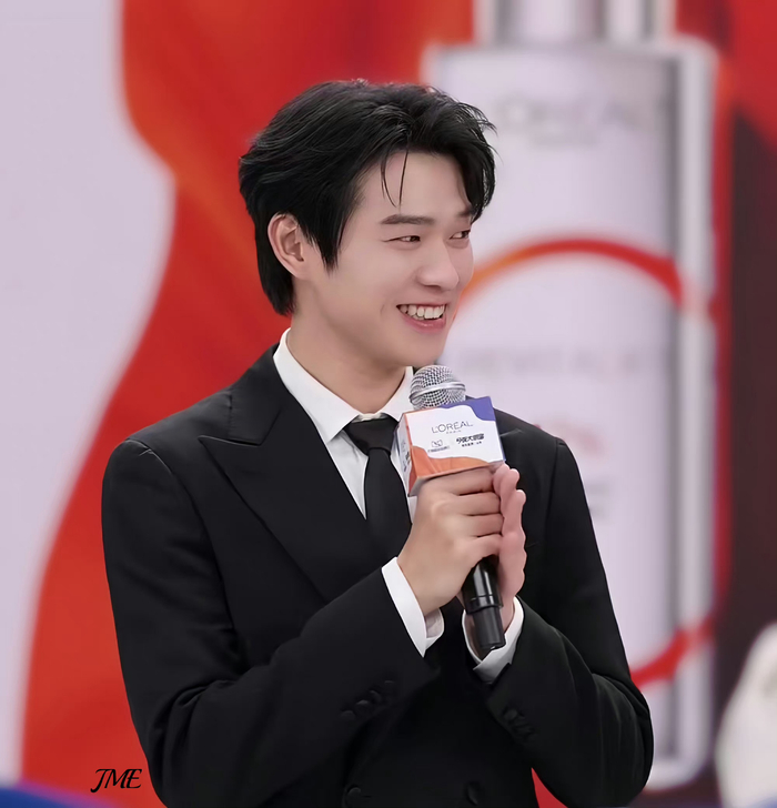 大勋最近帅得过分啊又穿黑西装出来耍帅