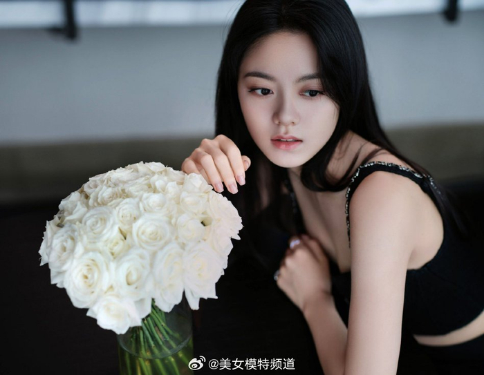 赵今麦纯黑造型化身冷面御女 穿运动背心展现腰肢