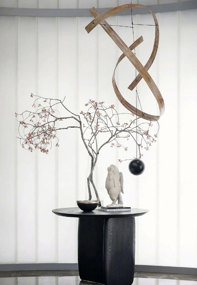 极简与中式非常协调传统中式里既有金碧辉煌庄重典雅的