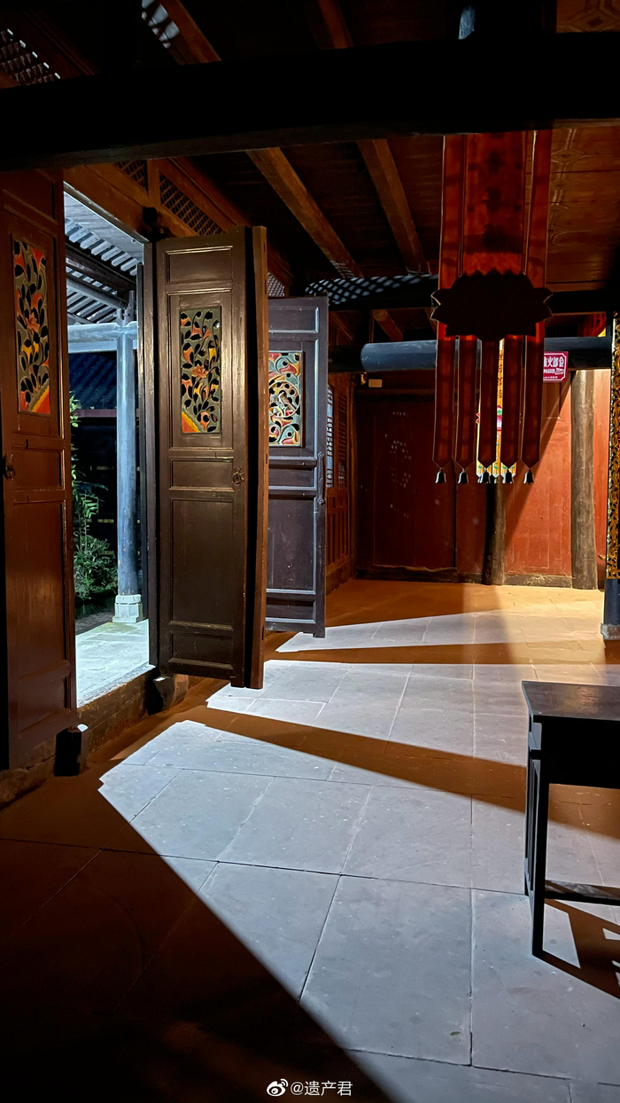 今天晚上住在峨眉山上的洪椿坪,大型的清代纯木构寺院建筑群