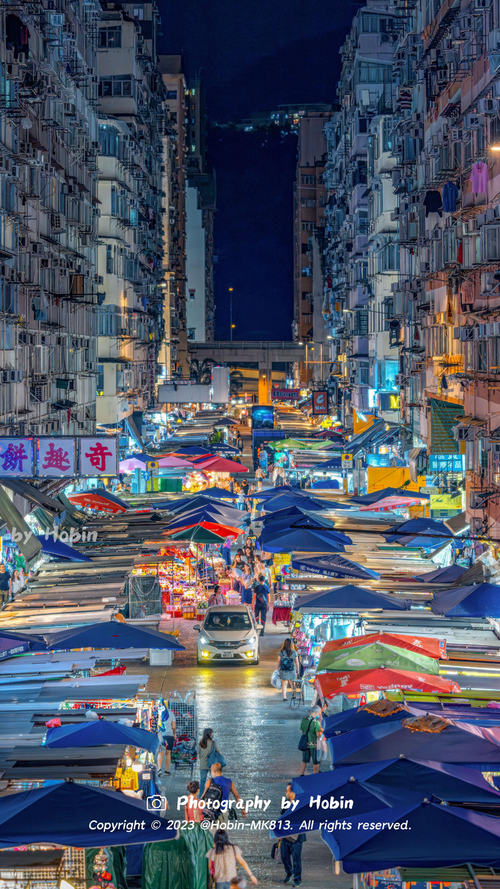 穿过霓虹闪烁的街道