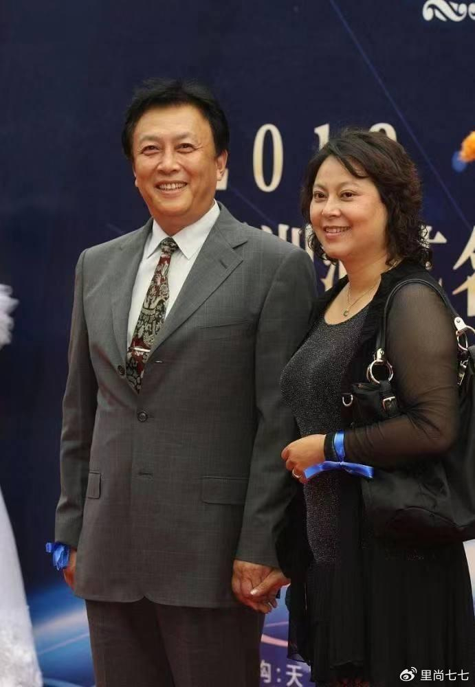 唐国强带妻子壮丽一同参加朋友聚会,宴会规格豪华相比参加的人也是非