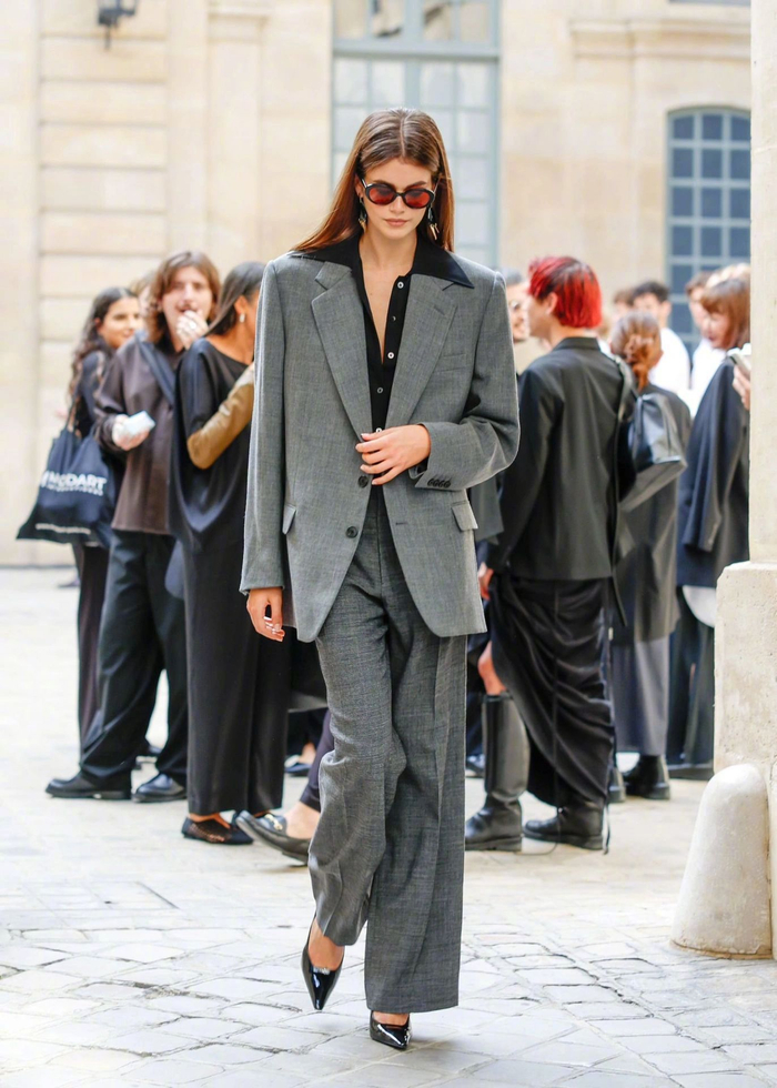 出席the row 2024春夏系列发布秀的kaia gerber