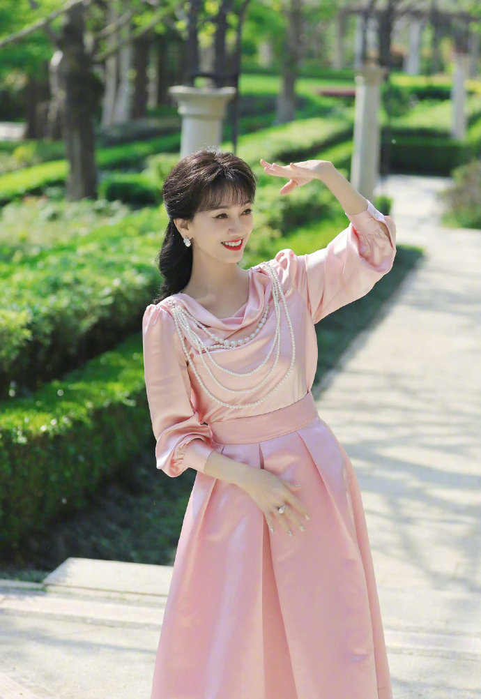 赵雅芝70岁能穿细高跟跳起来 !我的老天奶