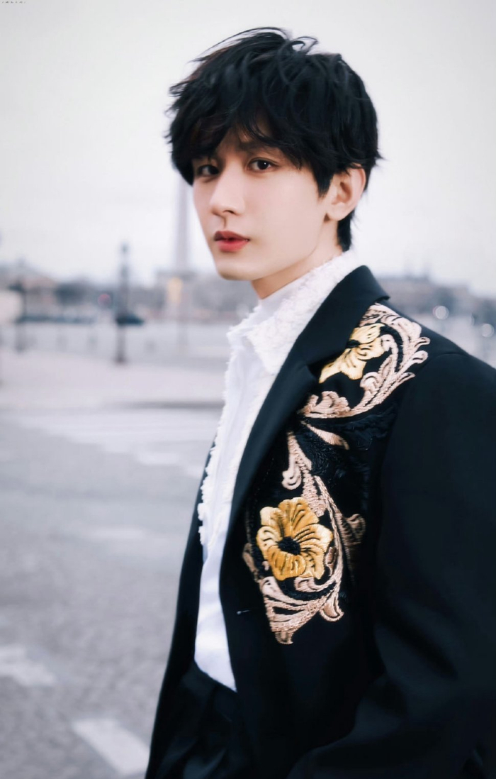 成毅官宣参加网络视听大会盛典一身黑西装白衬衫好帅呀