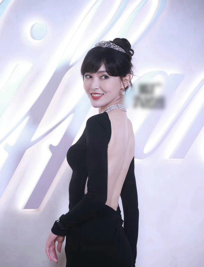 唐嫣今日出席线下活动一袭黑色露背长裙性感优雅今天是黑天鹅糖没错了