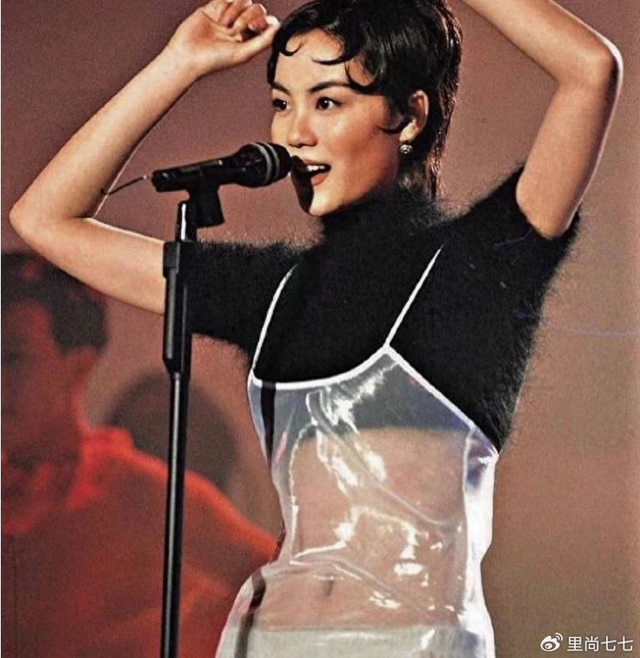 王菲素颜照曝光,穿中国风拜佛身材太骨感,脸型变化太大