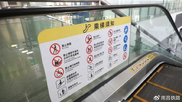 绿色标识旅客乘坐列车到站后可以寻找绿色指示牌按照它们的指引快速出