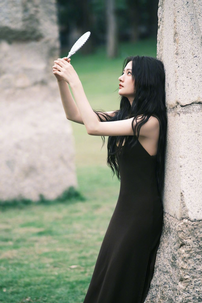 这组赤脚走草地大片很不错,空灵清新的质感,灵气要溢出屏幕了