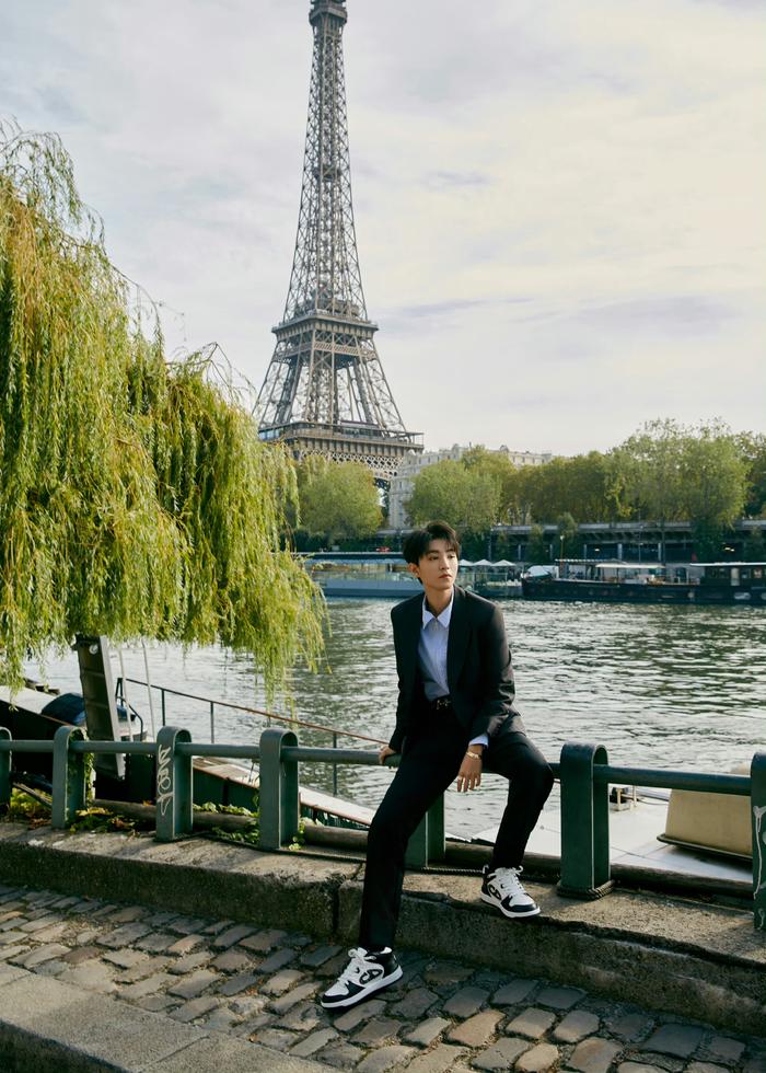 秋日氛围感大片写真,超爱王俊凯巴黎时装周的黑白西装两套造型
