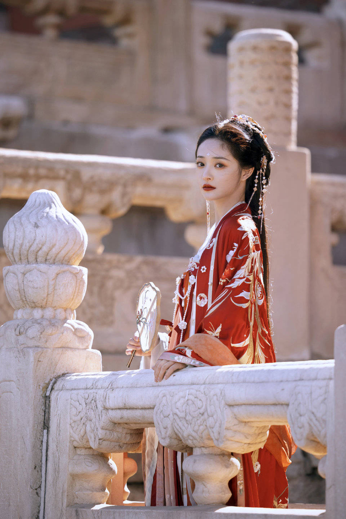 周洁琼一袭红衣古风扮相绝美手拿扇子低头美艳动人