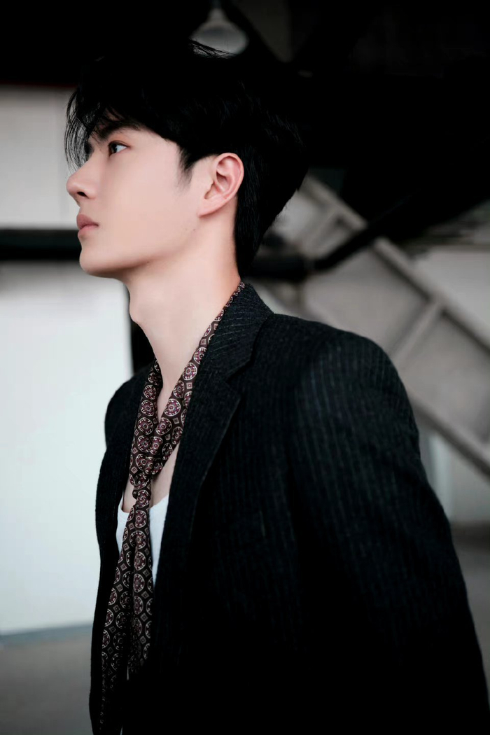 王一博的微博电影之夜造型,身穿celine西装的贵公子……__财经头条