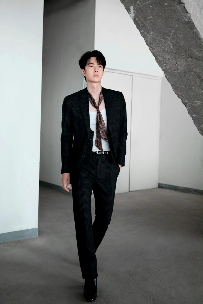 王一博的微博电影之夜造型,身穿celine西装的贵公子……__财经头条