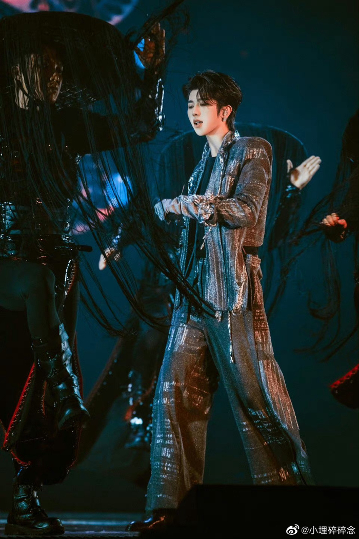 蔡徐坤香港演唱会九敏怎么会有人又帅又会唱又会跳啊