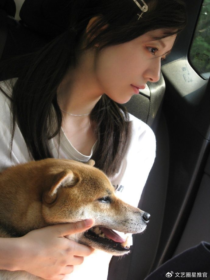 李诞前妻黑尾酱被偶遇和男生抽烟脸垮皮肤下垂憔悴惹人怜