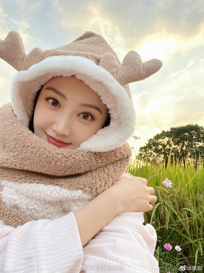 景甜置身秋日花丛田野中戴小麋鹿帽嘟嘴卖萌少女感满满