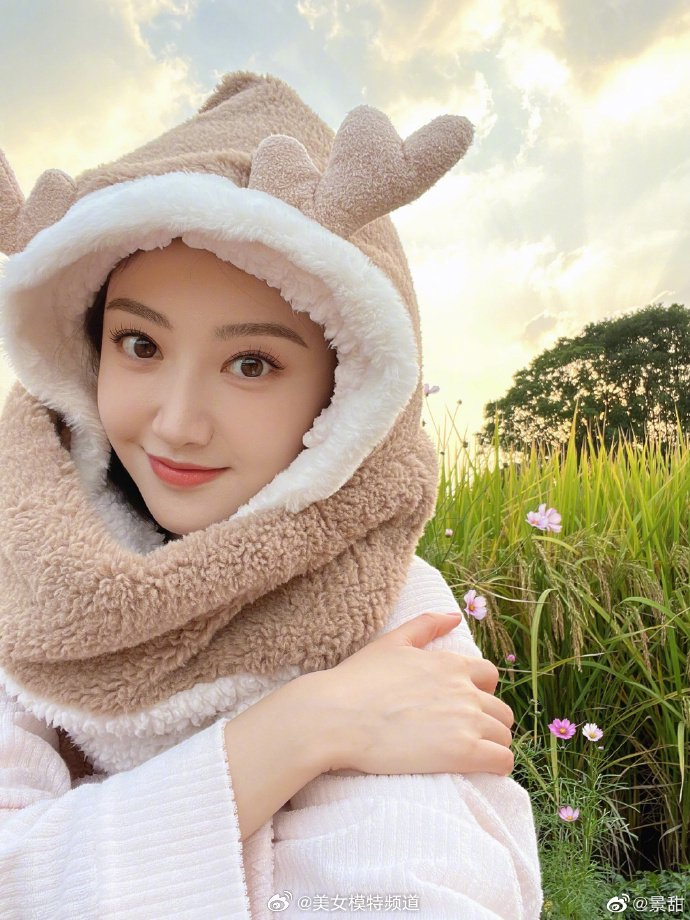 景甜置身秋日花丛田野中戴小麋鹿帽嘟嘴卖萌少女感满满