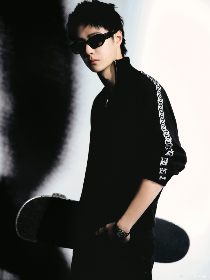 杜华形容王一博长相休闲外套墨镜白鞋滑板这身穿搭太潮了