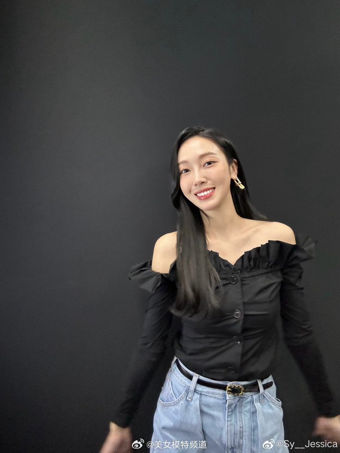 郑秀妍晒六宫格写真美照穿黑色一字肩上衣秀优越肩颈线