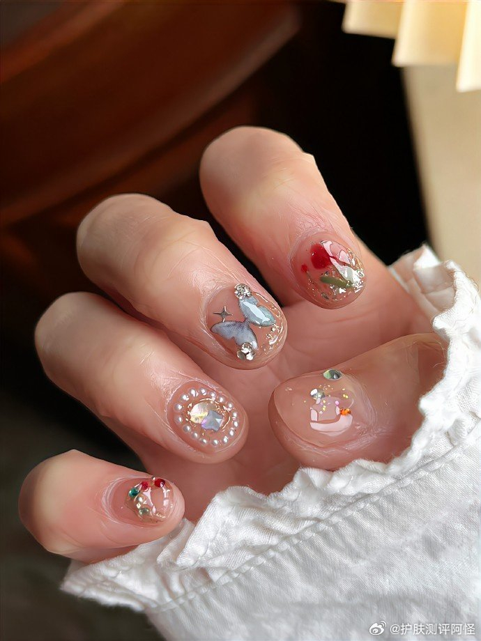 请欣赏美甲艺术美甲时尚氛围感十足的美甲风格