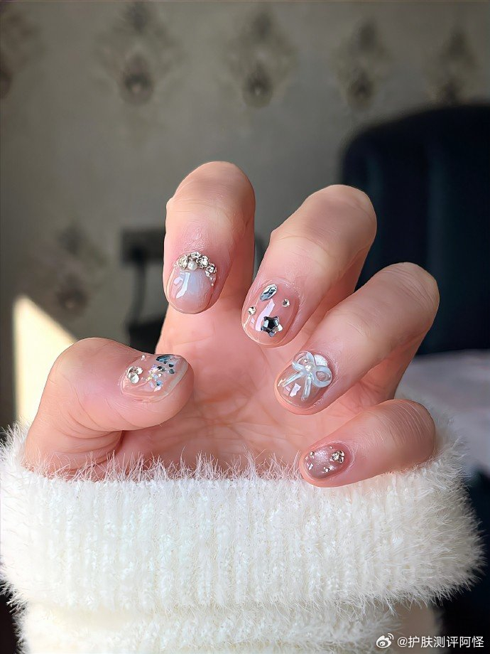 请欣赏美甲艺术美甲时尚氛围感十足的美甲风格