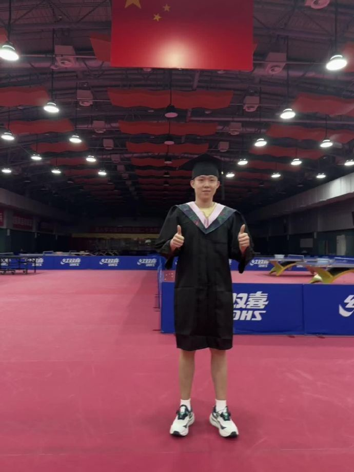 国乒出征巴黎在即!王楚钦乒乓球场穿毕业服,冲单届奥运会三金王