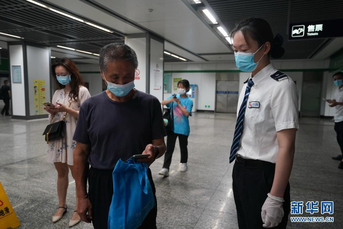 个人觉得广州地铁员工的制服挺好看的