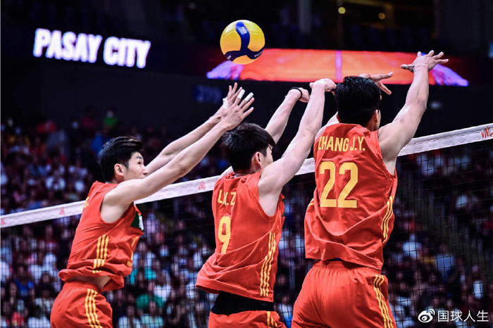 2-3！中国男排反转再反转，单局18-24大翻盘，却2-1领先遗憾失利