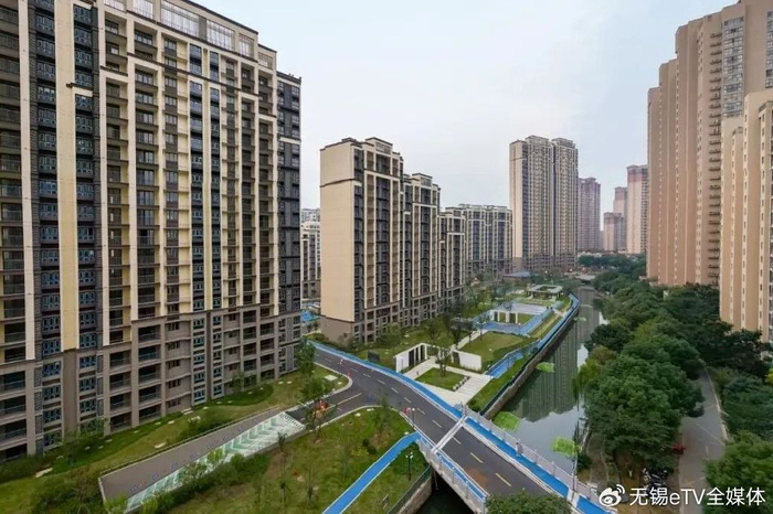 选好房的居民们陆续到东亭街道办事处一楼大厅办理结算手续.