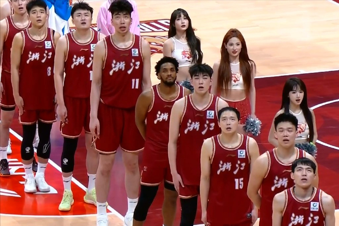 季后赛:赵睿伤退李炎哲13 10,奇兵32分客胜,末节5分钟不得分