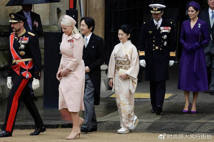 日本皇室齐聚游园会！雅子皇后穿蓝色和服，被29岁佳子公主美到了|纪子妃|查尔斯|国王|德仁天皇|天皇_新浪新闻