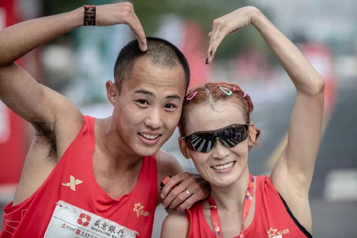 沈阳马拉松白丽破纪录夺冠,重点秀恩爱!|马拉松|白丽|沈阳_新浪新闻