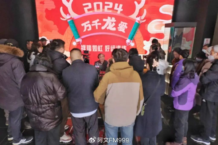 河南省郑州市民亲手触摸"早商第一玉龙"__财经头条