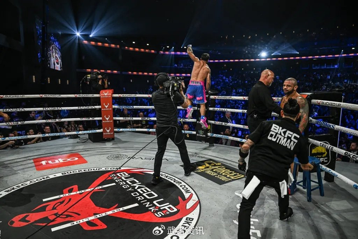 麦克·佩里bkfc裸拳赛首局tko蒂亚戈·埃尔维斯