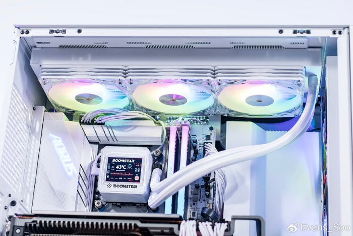 右侧为二次元代言人星曜娘图案颇为吸睛,影驰星耀系列水冷散热器,除了